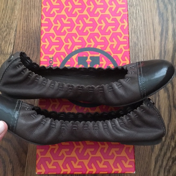 Tory Burch size 8 Abbey leather flats in smoke - Picture 2 of 7
